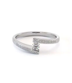 Solitaire Arista(Solitaire Arista 1) 10 Solitaire Arista(Solitaire Arista 1) -MAISON ISOR Boutique Maison Isor Solitaire Arista Or Blanc 001 min 1ed0aa4e f173 49dc 81a1 3423a4352416